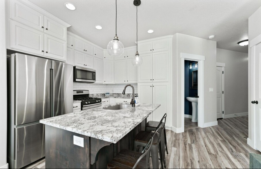 Building Photo - 203 W Silver Springs Dr