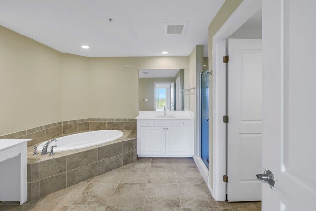 Building Photo - WATER VIEW CONDO 2/2 #714