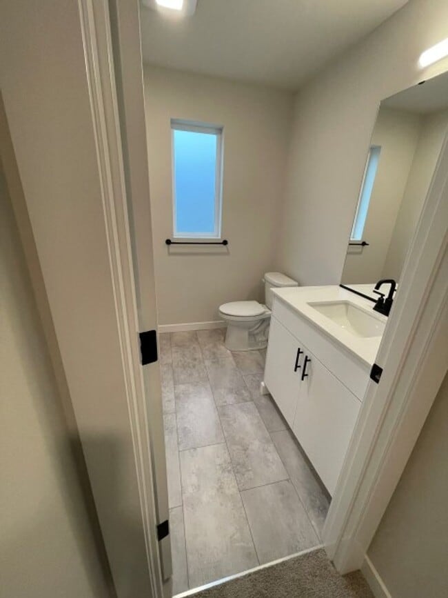 Building Photo - 4Bd/3.5Ba Snohomish Townhouse