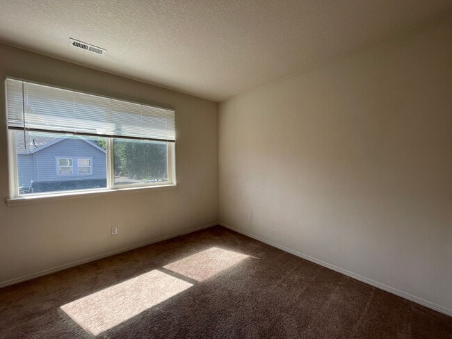 Building Photo - Hillsboro 3Bedroom 2.5 Bath + Den ~ Includes Washer & Dryer and Garage ~ Orenco Gardens Neighborh...