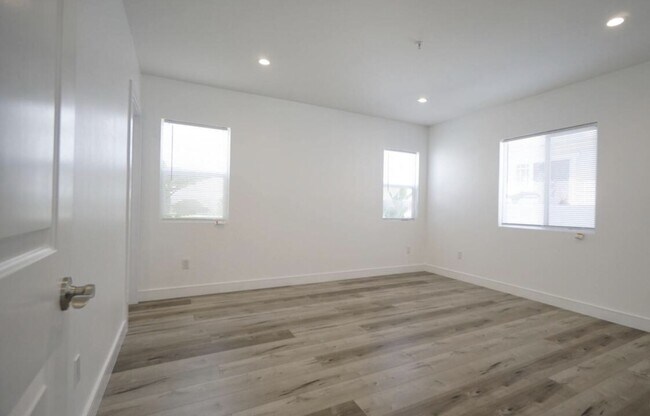 Building Photo - 1121 W 39th Pl