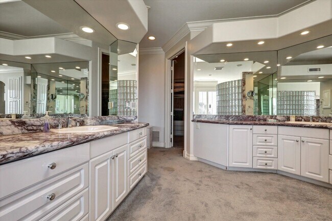 Building Photo - Luxurious home available immediately.