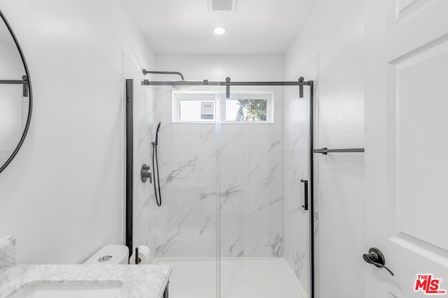 Building Photo - 7309 N Wilbur Ave