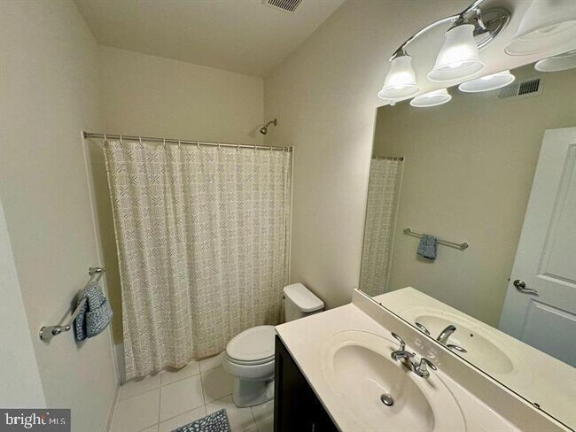 Building Photo - 906 Lakeview Ct