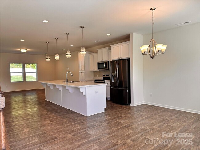 Building Photo - 5125 Saddleback Dr