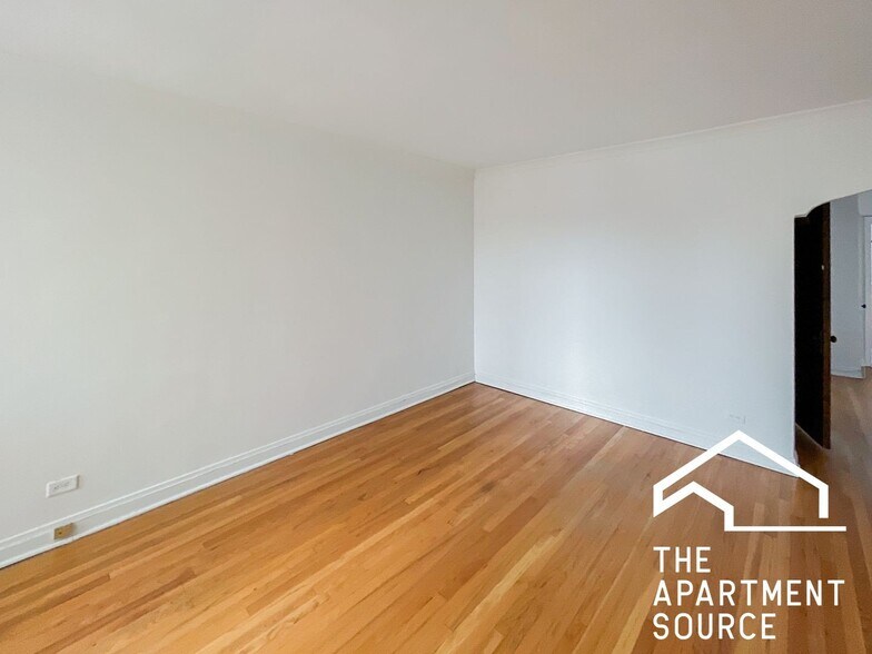 Building Photo - 2542 W Summerdale Ave