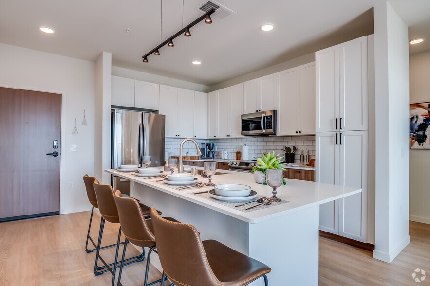 Primary Photo - 2929 on Mayfair