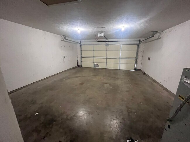 Building Photo - 3 Bedroom, 2.5 Bathroom Duplex