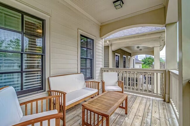 Building Photo - 739 Saint Charles Ave NE