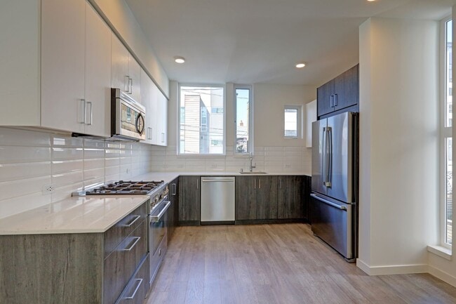 Building Photo - Stylish Capitol Hill Townhouse Living | 2 Bed + Den + Rooftop