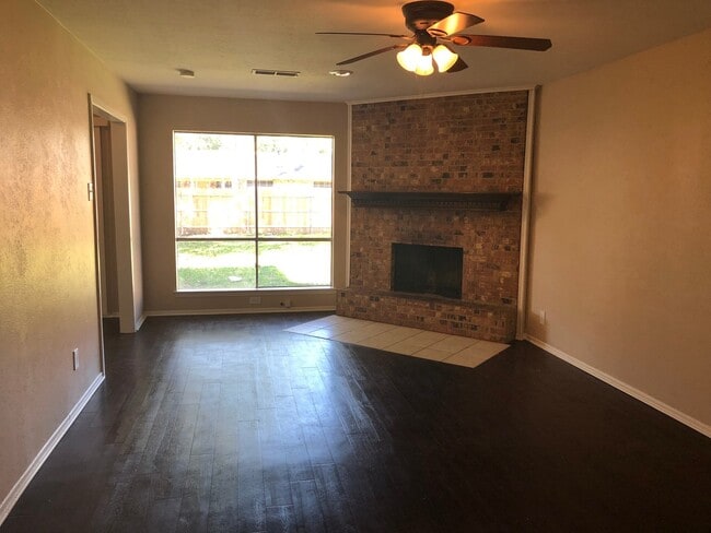 Building Photo - 3 Bedroom / 2 Bath / 2 Car Garage in Quiet...