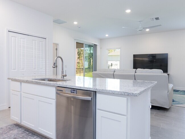 Building Photo - Move in now with zero deposit! This stunni...