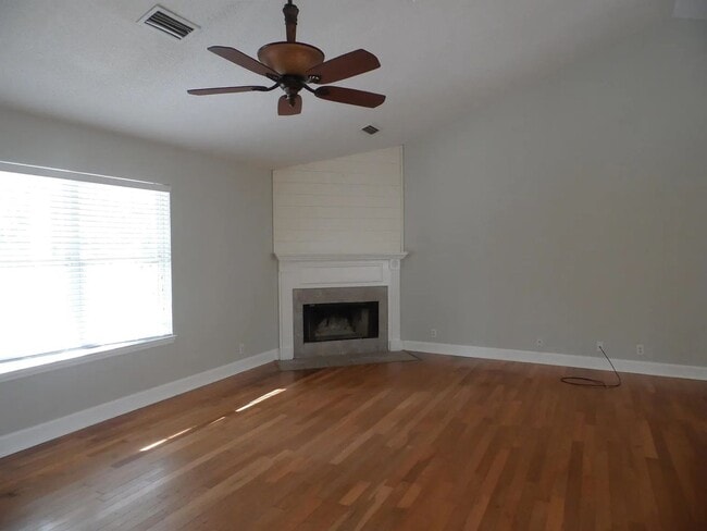 Building Photo - 147 Royal Dr