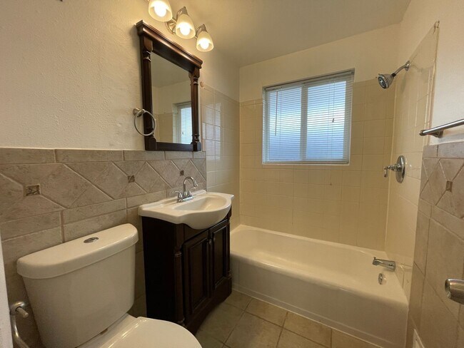 Building Photo - Charming 2 Bedroom, 1 Bathroom Duplex in A...
