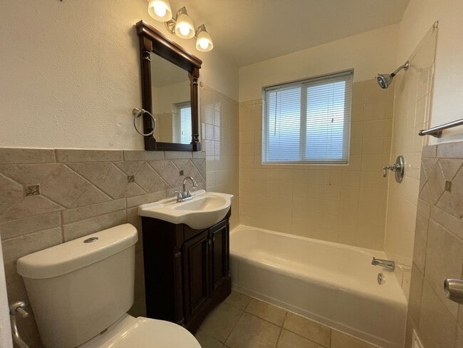 Building Photo - Charming 2 Bedroom, 1 Bathroom Home in Aurora
