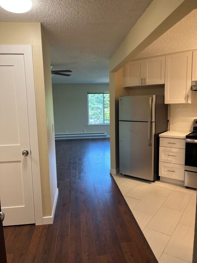 Building Photo - Spacious Renovated 2 Bed 1.5 Bath with Cor...