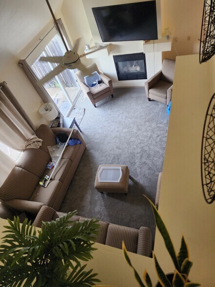 Vaulted ceiling in living room - 1810 Briarwood Ct