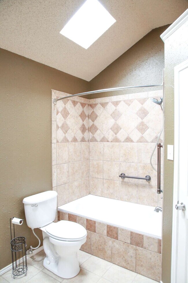 Building Photo - Beautifully Maintained 3/2/2 in Preston Smith