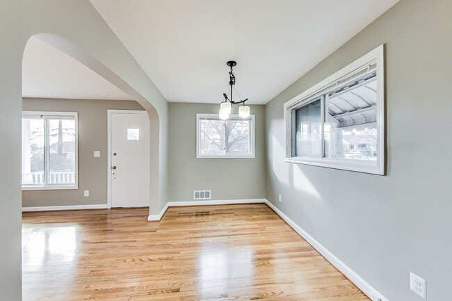 Building Photo - Spacious 3BR/2BA Rambler with Heated Sun-room and Slate Patio!