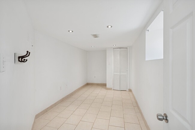 Building Photo - Ravenwood