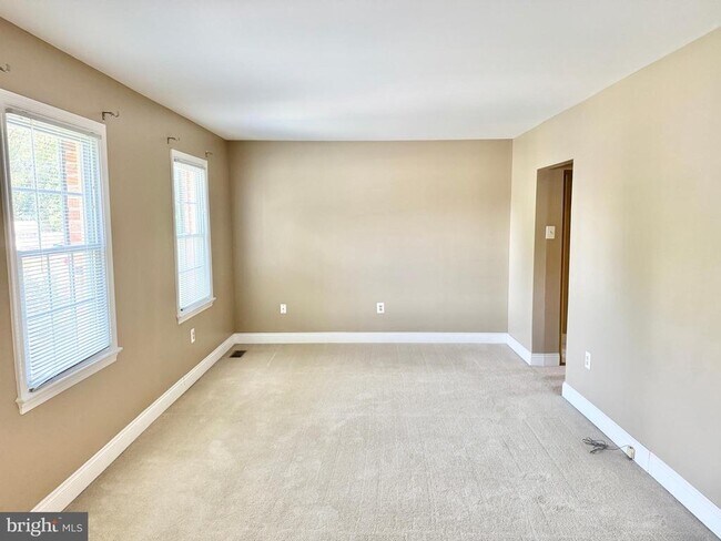 Building Photo - 15407 Skyline Dr