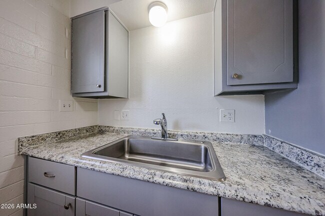 Building Photo - 2226 W Heatherbrae Dr