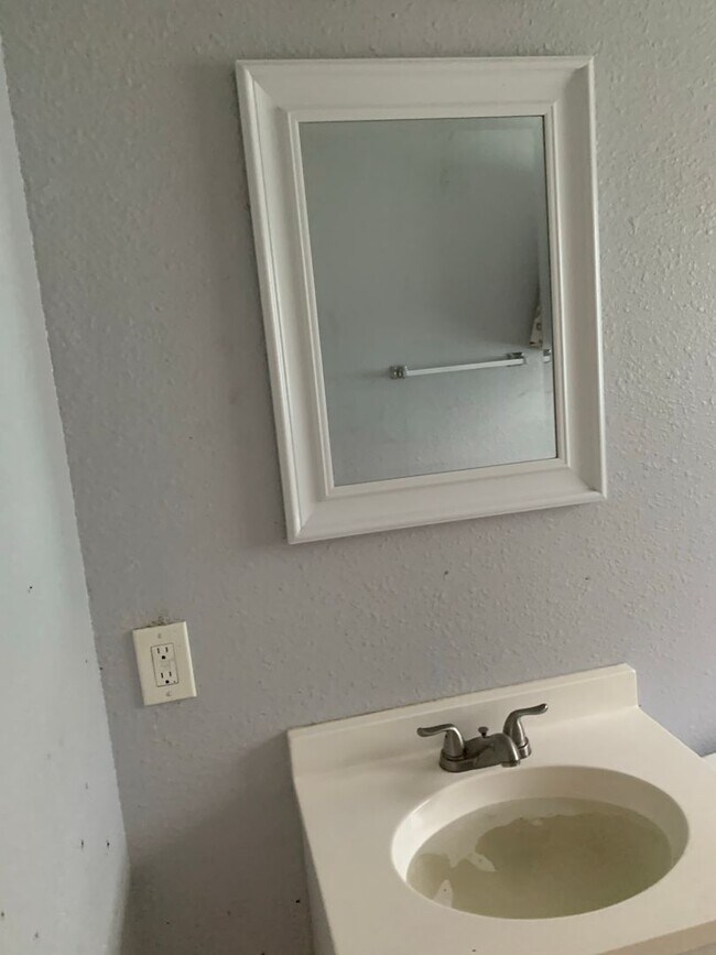 Building Photo - Comfortable 2 bedroom house in Galveston