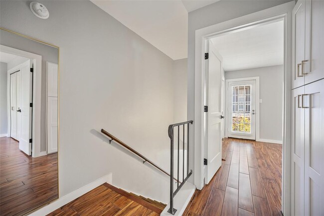 Building Photo - 810 Banister Ln