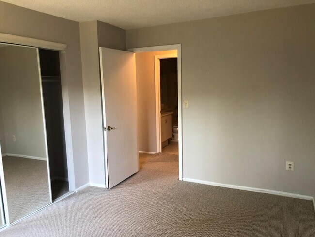 Building Photo - 41 Rickard Ct