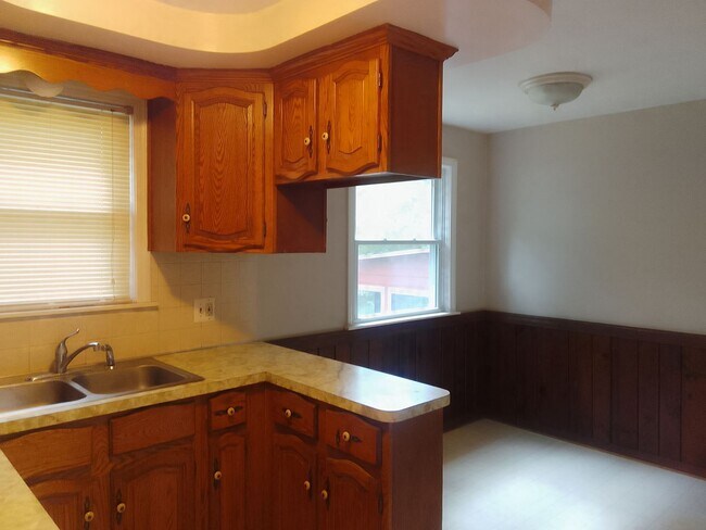 Building Photo - 3 bedroom Bungalow with finished basement..