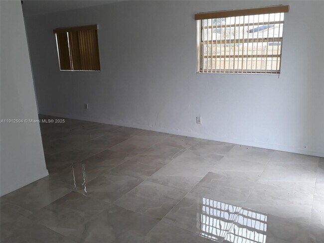 Building Photo - 601 NW 4th Ct