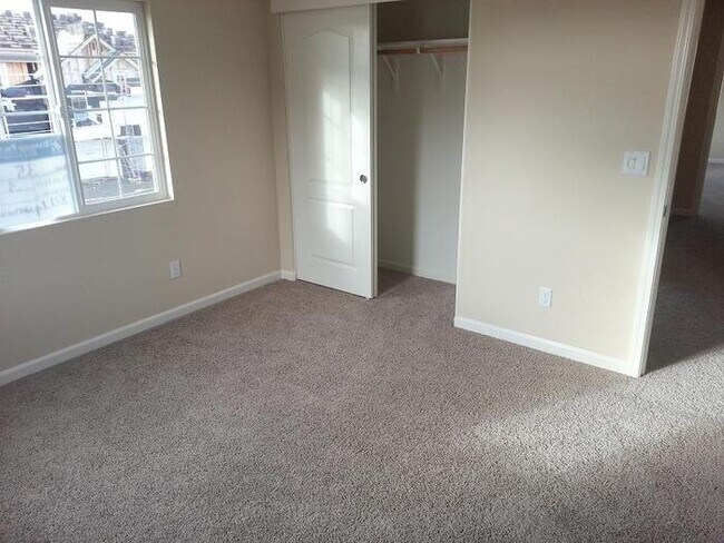 Building Photo - Beautiful 3 bedroom 2.5 bathroom home for rent in Lincoln!