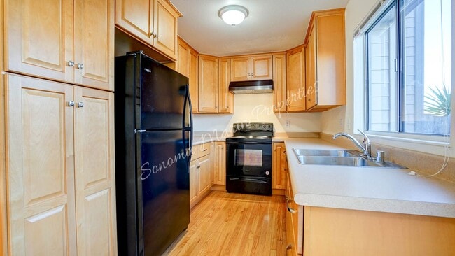 Building Photo - Lovely 3 Bedroom Townhouse ~ Water Included