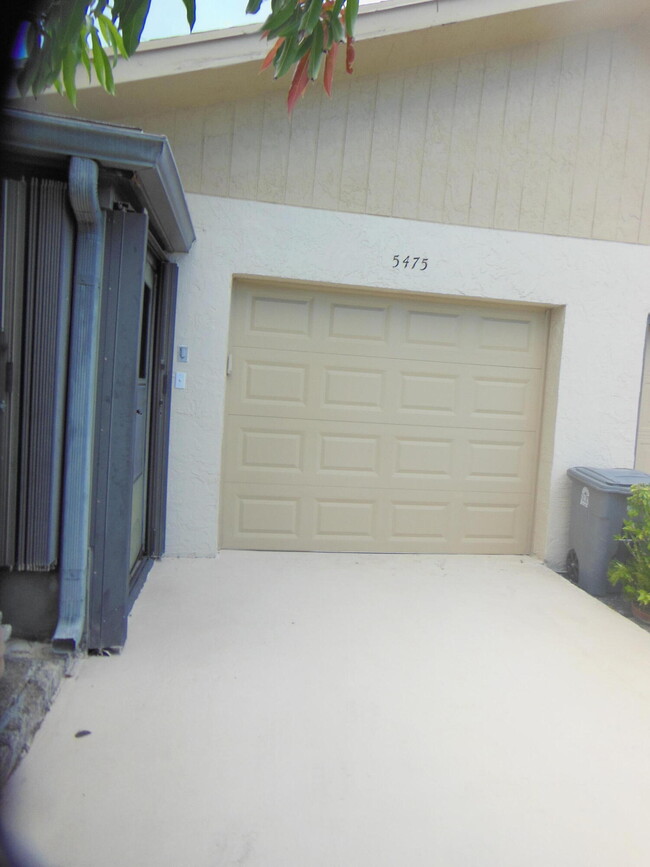 Building Photo - 5475 Glenda St