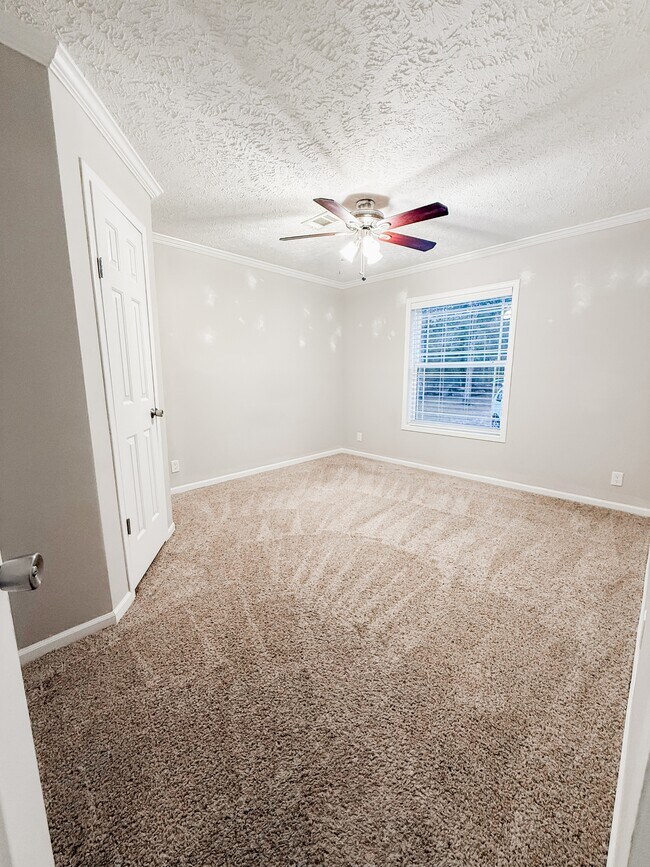 Building Photo - 106 Dolly Dr