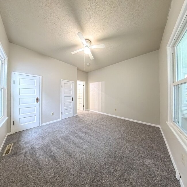 Building Photo - 2 Bedroom 1 Bathroom Fresh Carpet