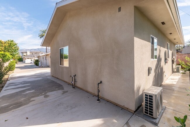 Building Photo - 9548 W Live Oak Ave