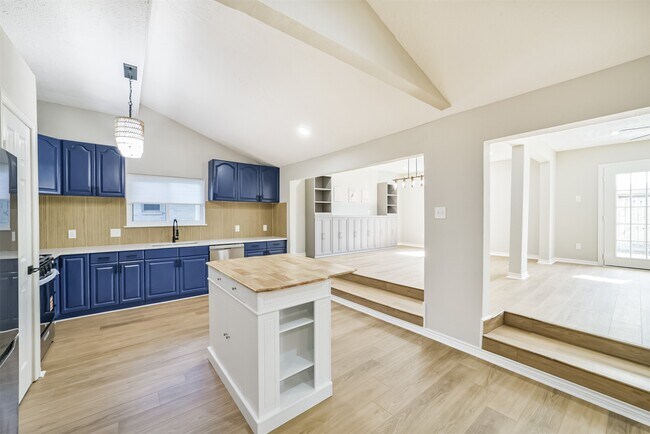 Building Photo - 10826 Thorncliff Dr