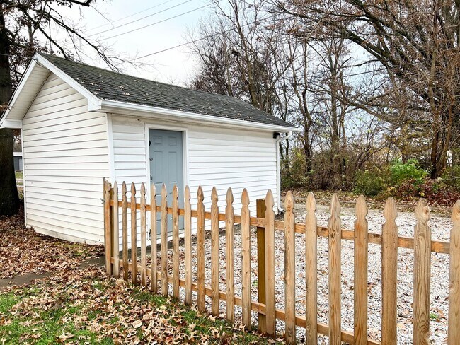 Building Photo - Charming 3-Bedroom Home with Garage & Fenced Yard!