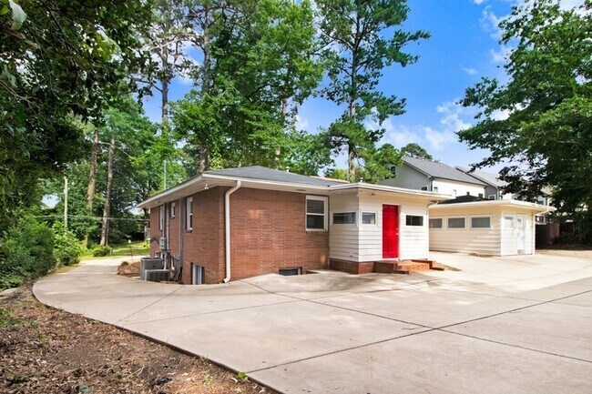 Building Photo - 105 Pineland Cir