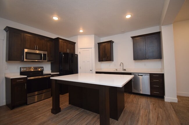 Building Photo - Beautiful 4 Bed Eagle Mountain Home, Near Parks & Paths!!