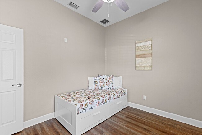 Building Photo - RARE TO FIND !!! TWO ENSUITE MASTER BEDROO...