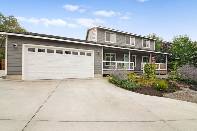 Building Photo - Charming 4Bed/3Bath Home in NE Bend with S...