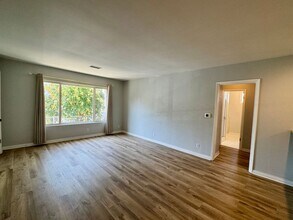 Building Photo - Dickens