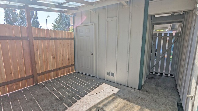 Building Photo - 2 bedroom 1 bath duplex