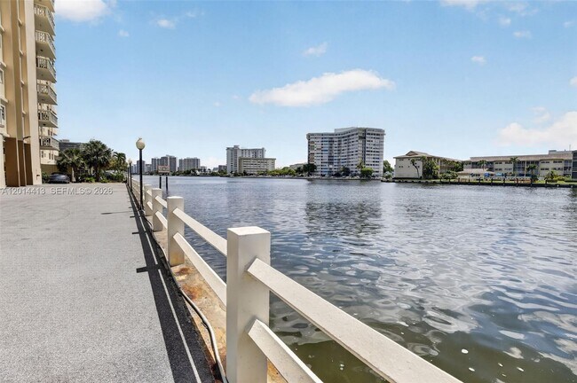 Building Photo - 1817 S Ocean Dr