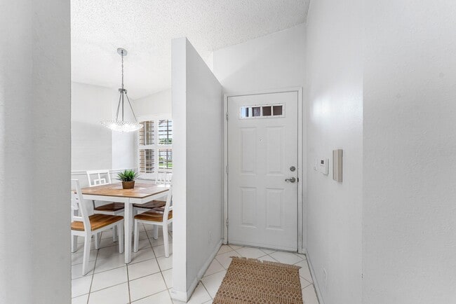 Building Photo - 8084 Summer Shores Dr