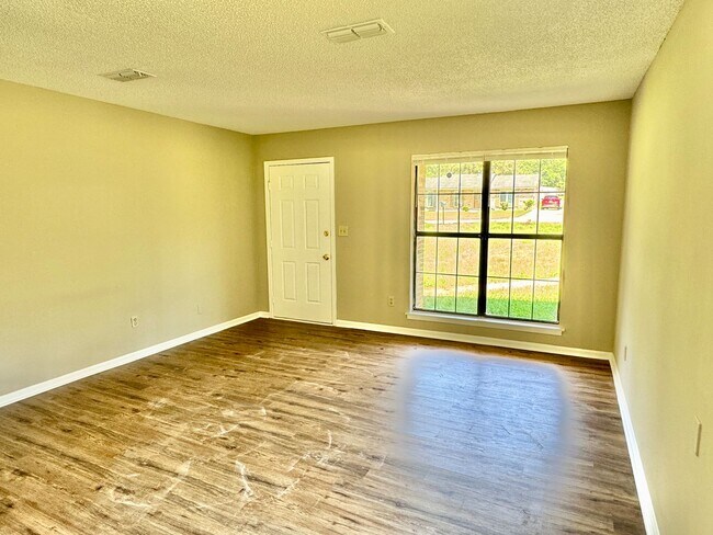 Building Photo - Modern 3-Bedroom Beauty