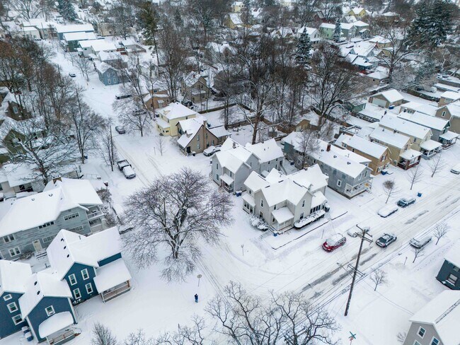 Building Photo - 300-302 Spencer