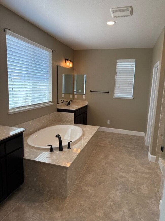 Building Photo - Newer Modern 4 Bedroom 3.5 Bath w/ Bedroom...